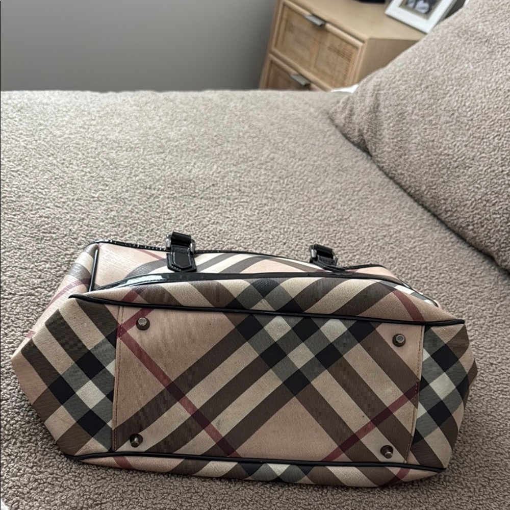 Authentic Burberry Cream and Black Shoulder Bag with Timeless Elegance - Picture 2 of 11